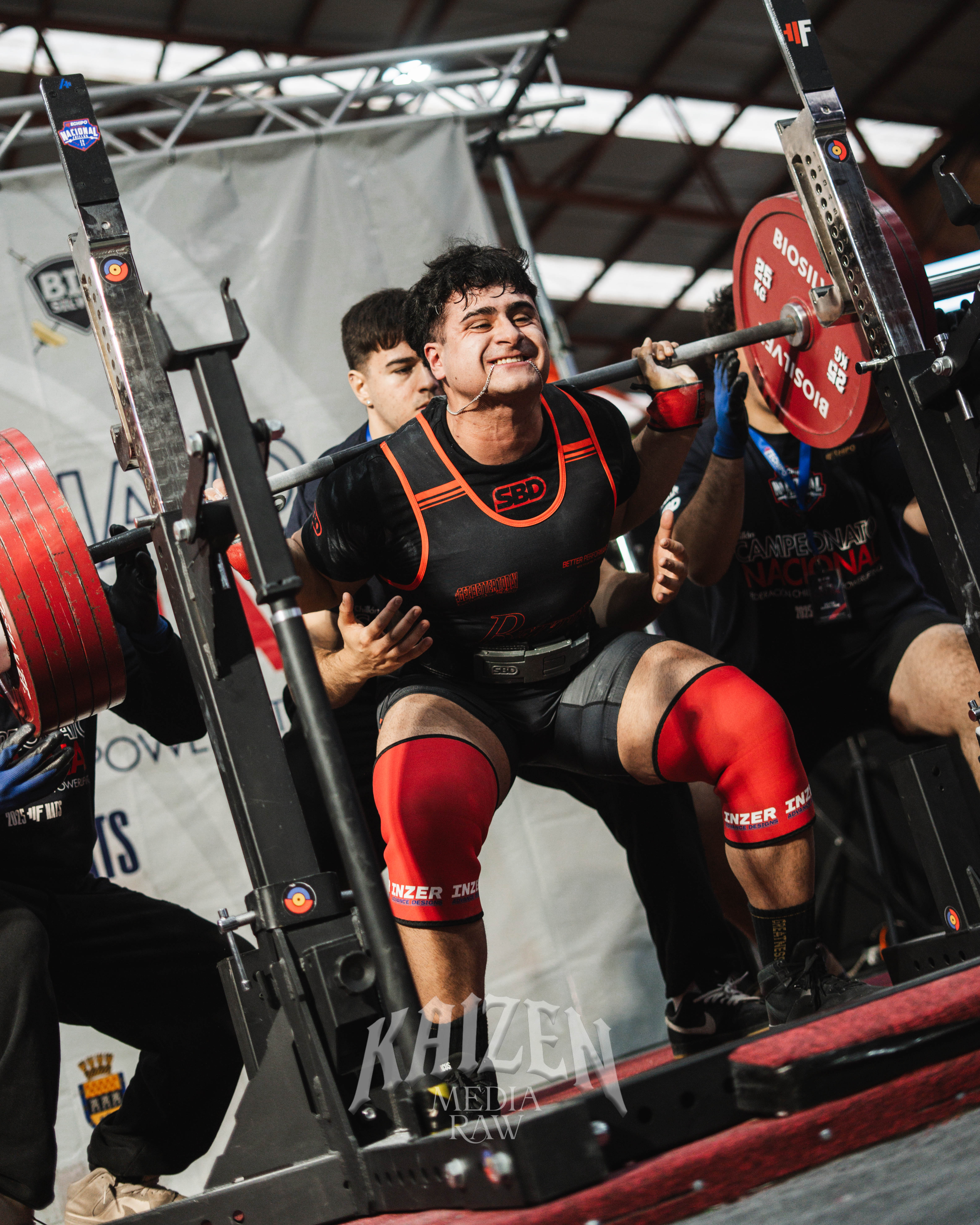 Coche de la marca Derco en un camino de tierra